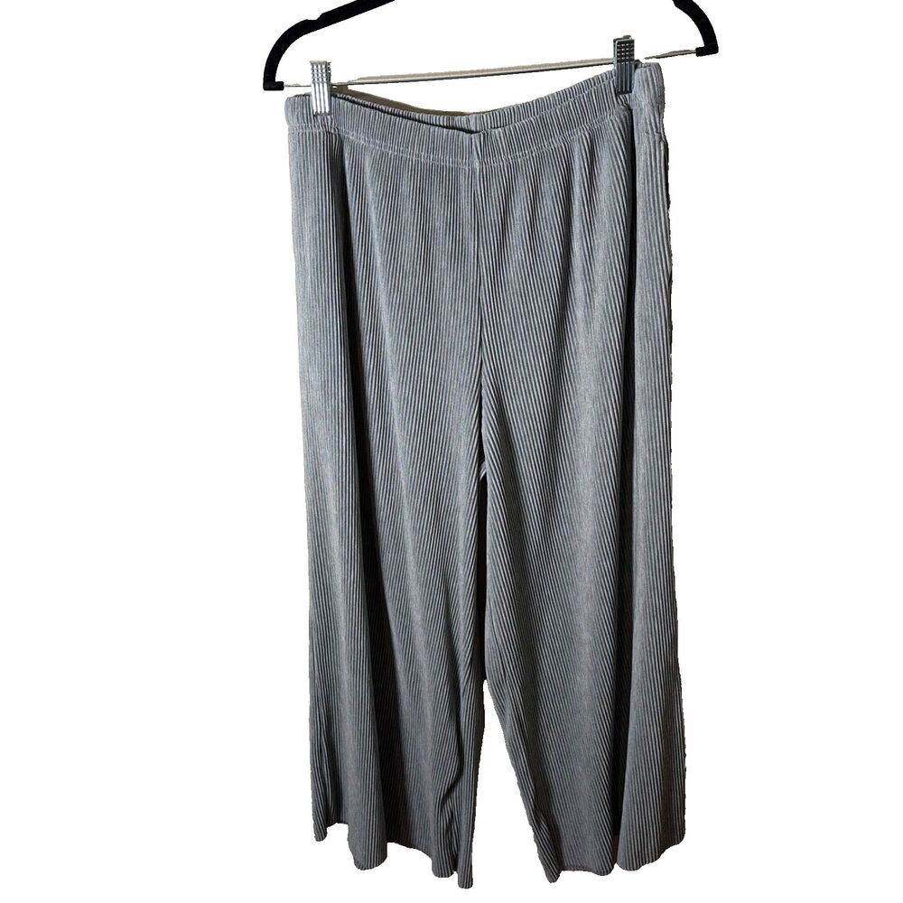 Uniqlo Pants Women's Medium Pleated Textured Pull On Gray Cropped Capri